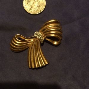 Bow shaped goldstone pin